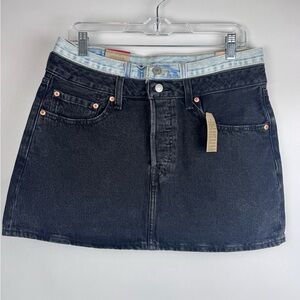 Levi’s women’s black denim mini skirt with peek-a-boo light denim accent sz 30